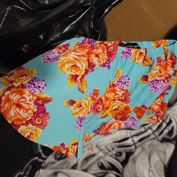 Ambience Apparel shorts blue with Flowers - Picture 5 of 7
